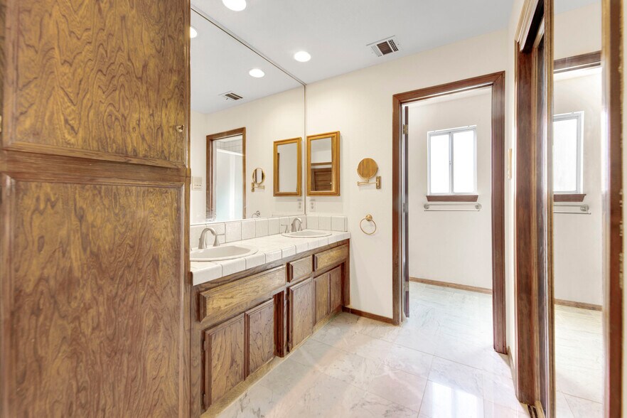 Building Photo - 2503 Brentwood Dr