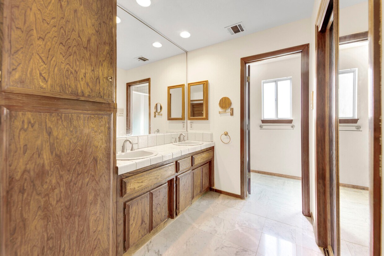 Building Photo - 2503 Brentwood Dr