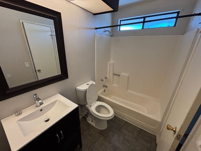 Building Photo - Spacious 4-Bedroom Home in Moreno Valley