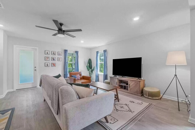 Building Photo - 82 American Ct