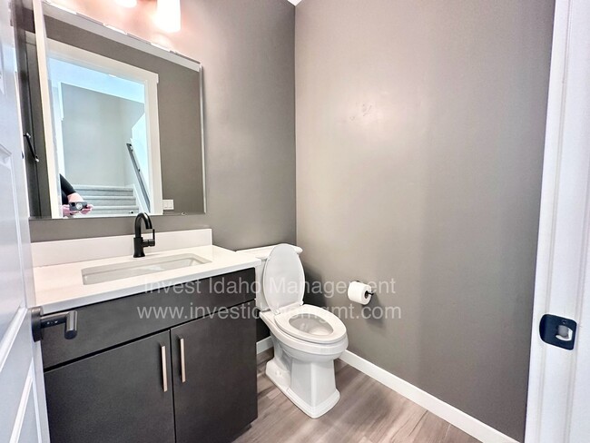 Building Photo - $500 move in credit! Luxury Living in the ...