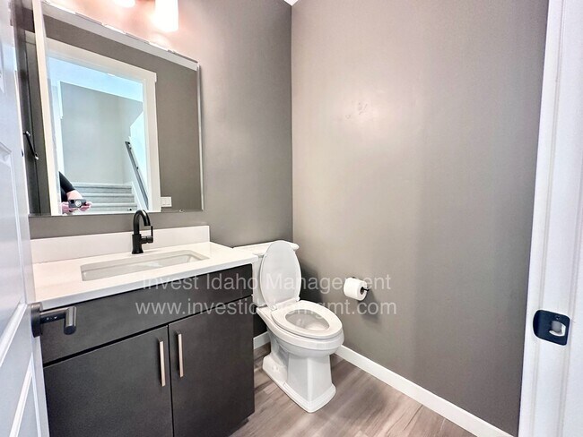 Building Photo - Luxury Living in the Heart of Star, ID – Gated Townhome with High-End Finishes