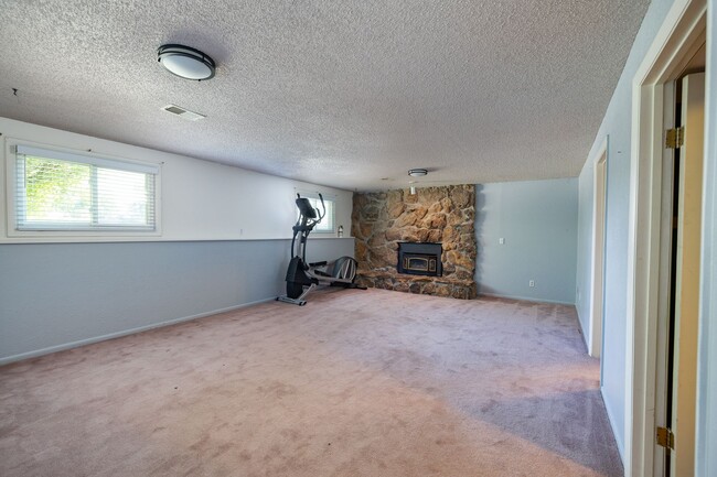 Building Photo - Spacious 5-Bedroom Home with Bonus Room & ...