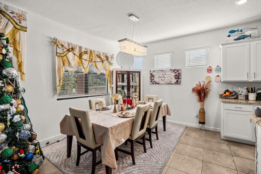 Building Photo - 6545 NW Oaklawn Way