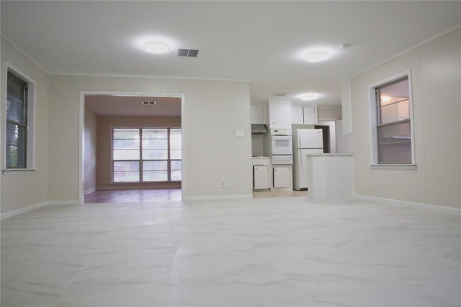 Building Photo - 5007 Hazelton St