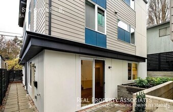 Building Photo - Spacious Modern Townhome in UD!! **Availab...