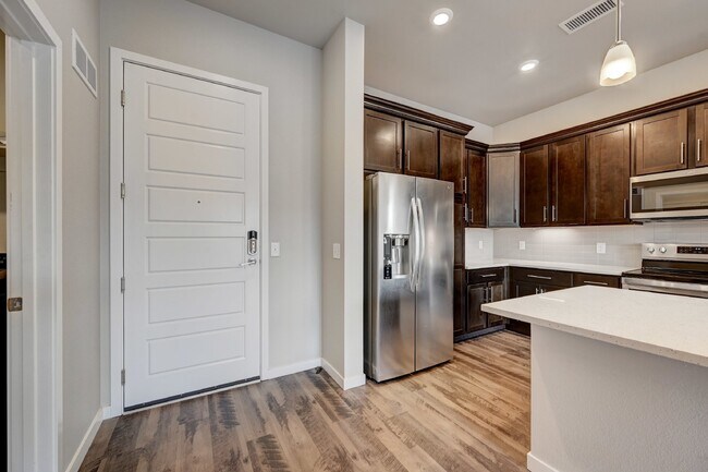 Building Photo - $2,150- 2 Bed, 2 Bath Condo in Littleton w...