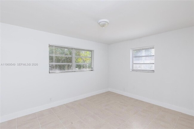 Building Photo - 129 SE 4th St