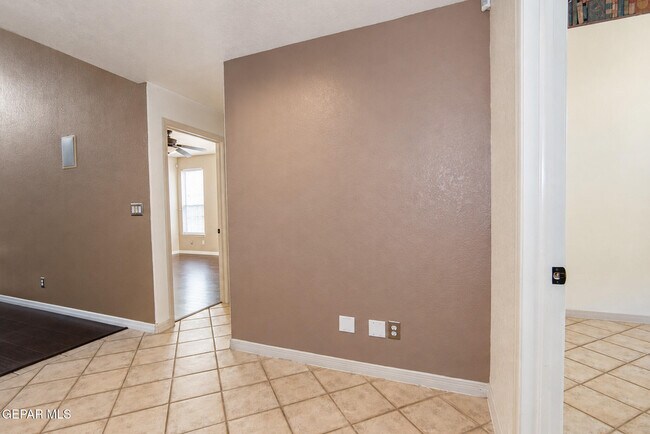 Building Photo - 6520 Grand Ridge Dr