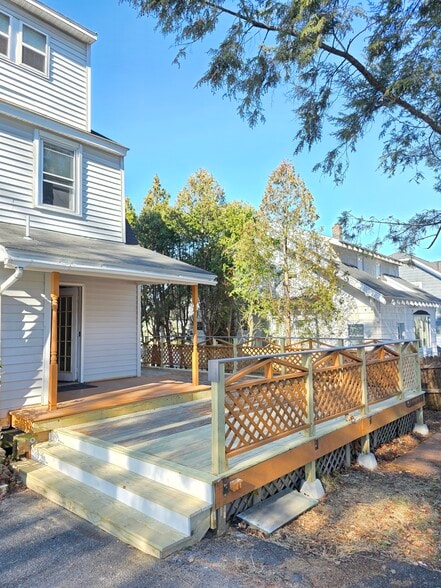 Building Photo - 1906 Burdett Ave