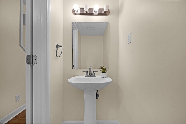 Building Photo - 611 Harvard Dr