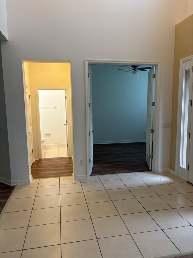 Building Photo - IMMEDIATE OCCUPANCY !!! LARGE// 5 Bedroom ...