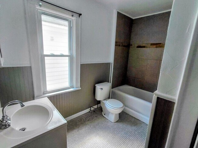 Building Photo - Three bedroom one bathroom home for rent