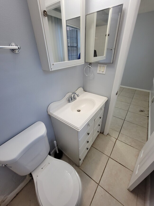 Building Photo - 4846 Royal Palm Ave