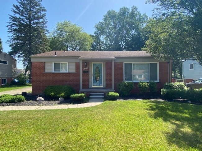 Primary Photo - ADORABLE 3 BED 1 BATH RANCH IN LIVONIA ---...