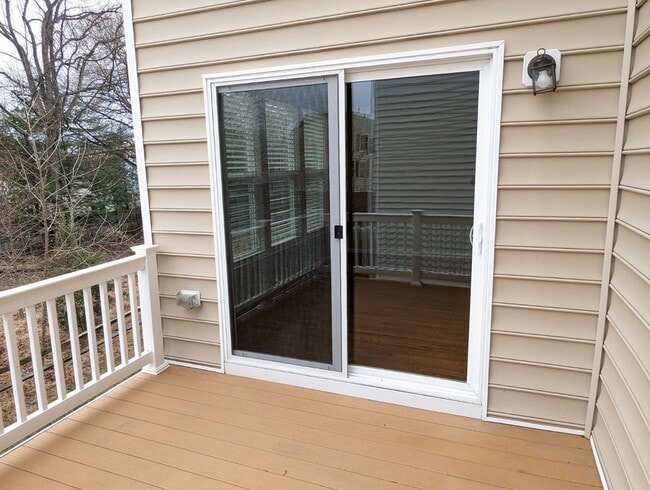 Building Photo - Gorgeous 3 level townhouse in North Potoma...