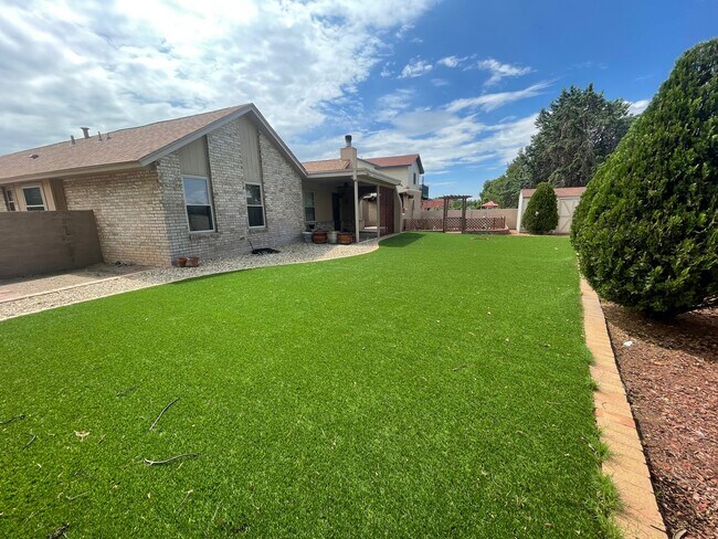 Building Photo - 3 Bedroom Near Mariposa Park in Taylor Ranch
