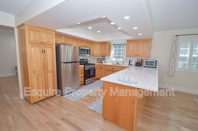 Building Photo - 279 Maple Rd