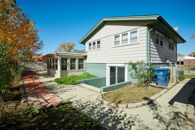 Building Photo - 1613 Hartmann Dr