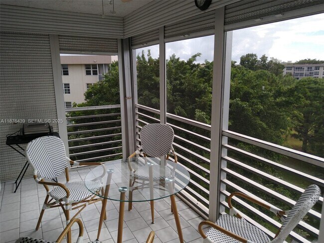 Building Photo - 3510 Oaks Way