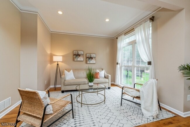 Building Photo - 27 Rolling Views Dr