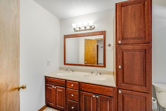Building Photo - Beautifully updated Pool Home