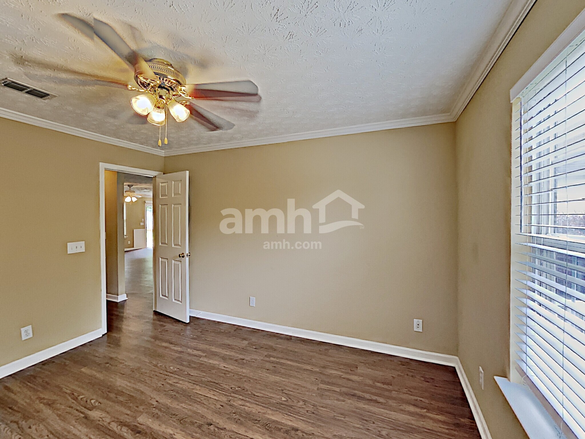 Building Photo - 517 Lazy River Ln