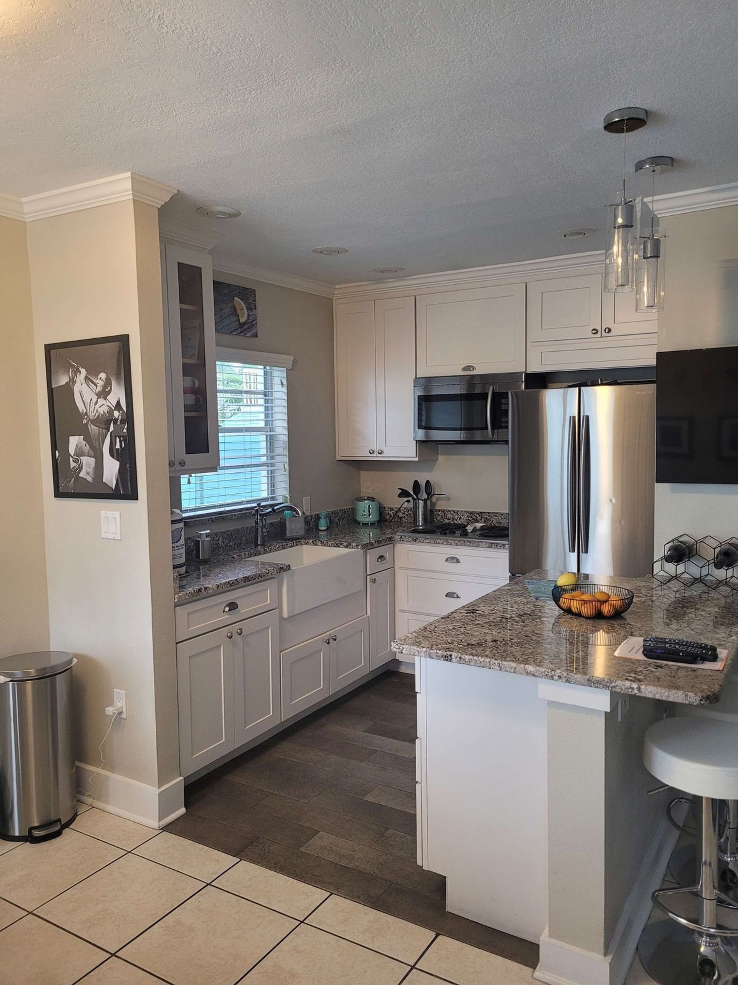 Building Photo - 483 E Shore Dr