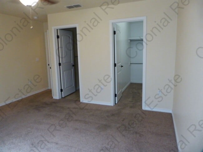 Building Photo - Spacious and updated 3 Bedroom 2 bathroom ...