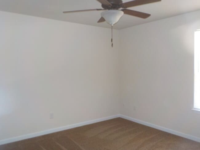 Building Photo - 2Bedroom, 1.5 Bath Townhouse