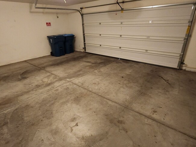 Building Photo - Three Level Mountains Edge Townhome