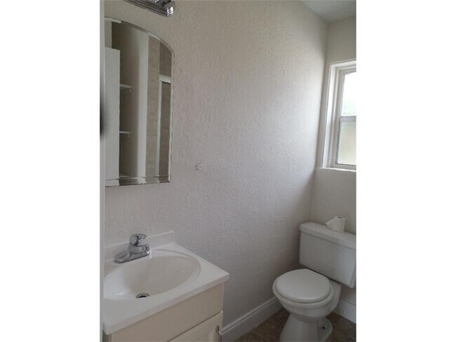 Building Photo - 4565 N Ocean Dr