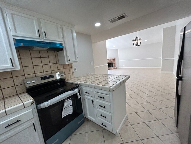 Building Photo - 536 Navarre Pl