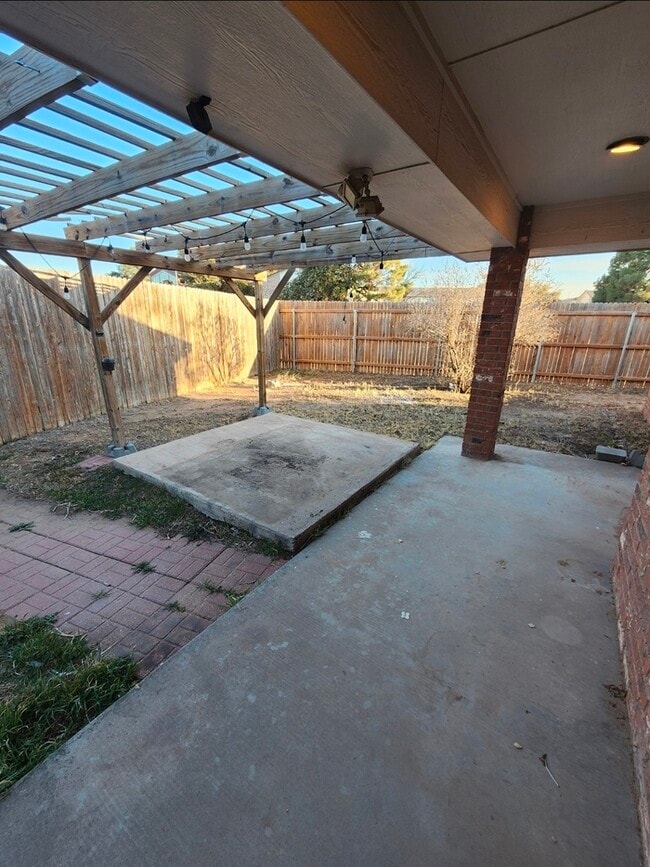 Building Photo - 3 bed 2 bath 2 car garage