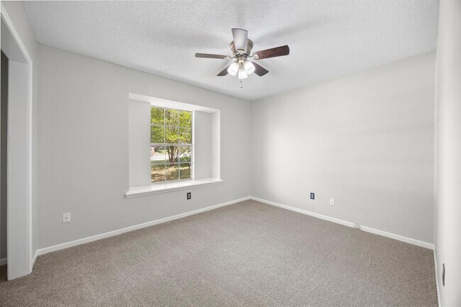 Building Photo - 2304 Silver Spur Dr
