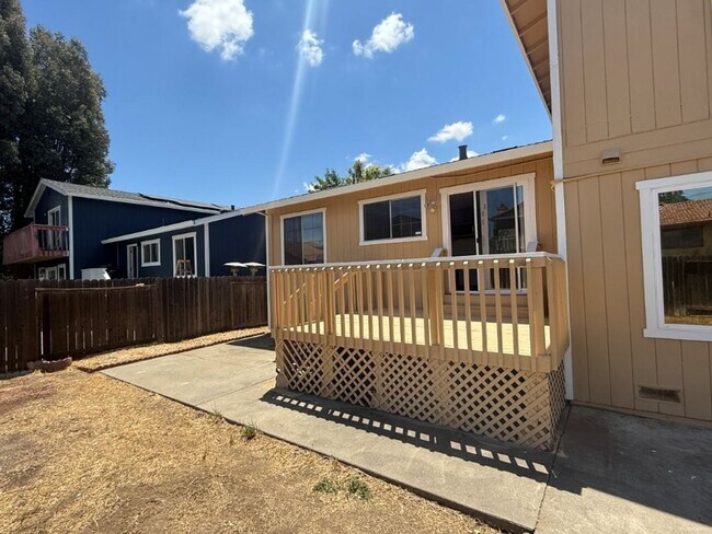 Building Photo - Rare Remodeled 5 Bedroom 2.5 Bath Tri Level in Vacaville