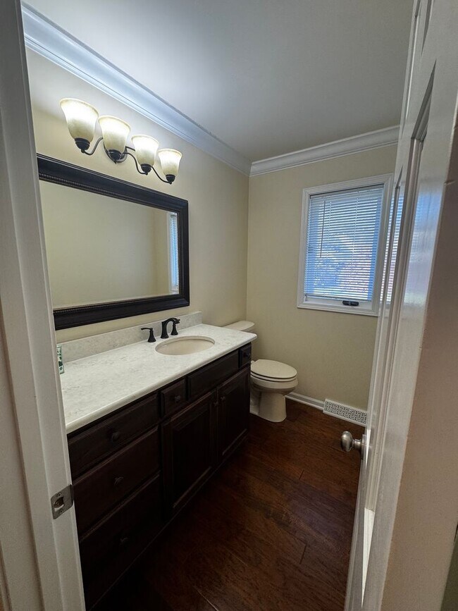 Building Photo - 3 bedroom,3.5bath.