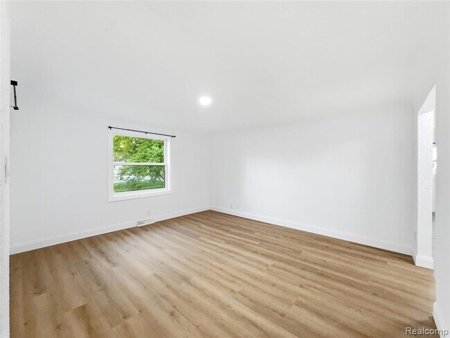 Building Photo - 2124 Bernice Ave