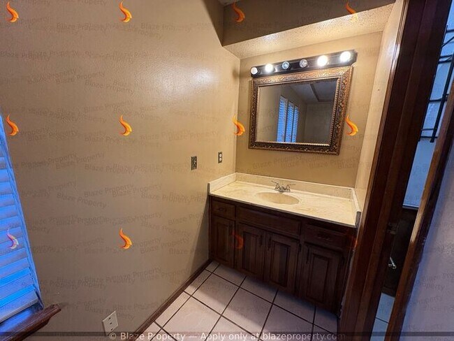 Building Photo - Charming 3 Bed, 2 Bath Home with Garage & ...