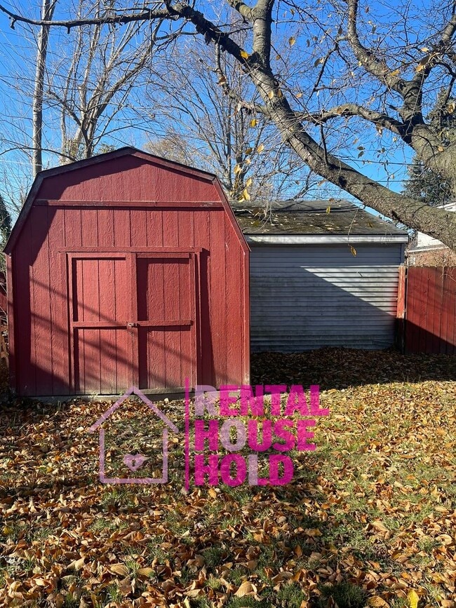 Building Photo - ~ 3 BEDROOM 1 BATH BUNGALOW SECURTIY DEPOSIT SPECIAL ~$500