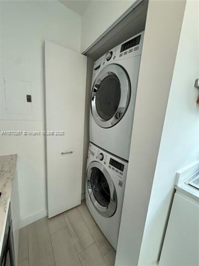 Building Photo - 5900 Collins Ave