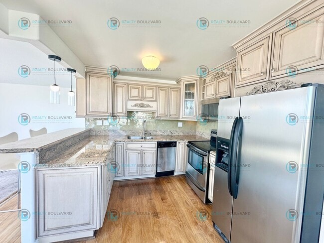 Building Photo - Exquisite 1-bedroom, 2-bathroom condo Overlooking the beautiful Truckee River with covered parking!