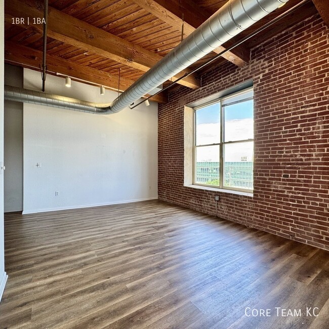 Building Photo - 202 W 5th St