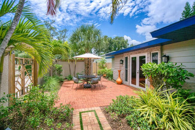 Courtyard - 1127 S Osprey Ave