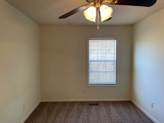 Building Photo - 118 W Briar Dr
