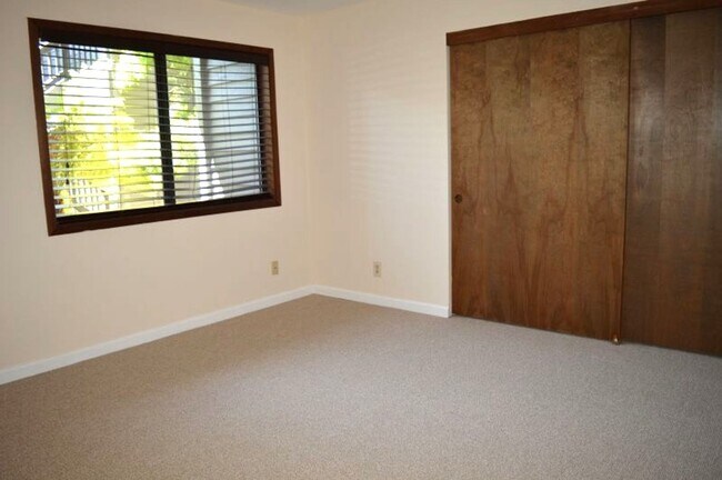 Building Photo - Spacious and Conveniently Located with Private Patio and Parking