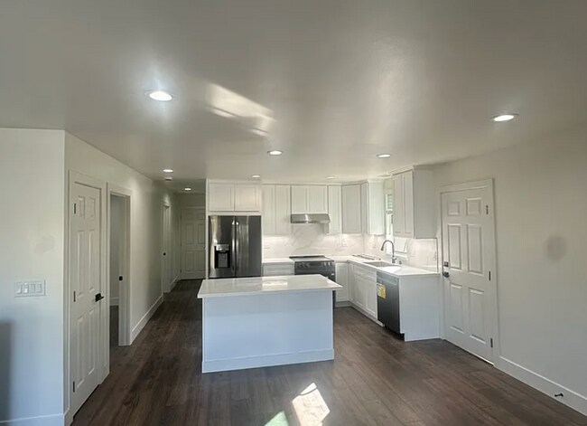 Building Photo - Beautiful Hayward 3/1!  Please read entire ad for viewings