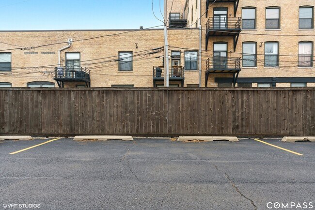 Building Photo - 2524 W Bloomingdale Ave