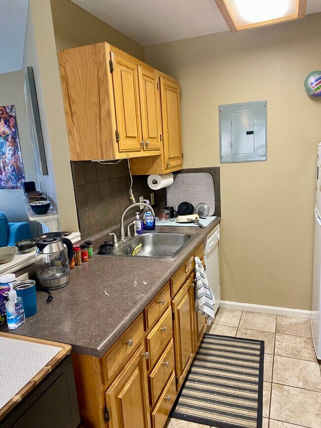 Building Photo - Super sunny & sweet 1 bedroom condo in the heart of Boulder