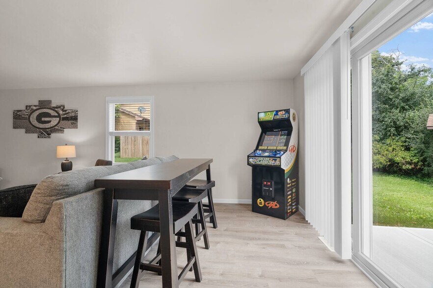 Building Photo - 2596 Parkwood Dr